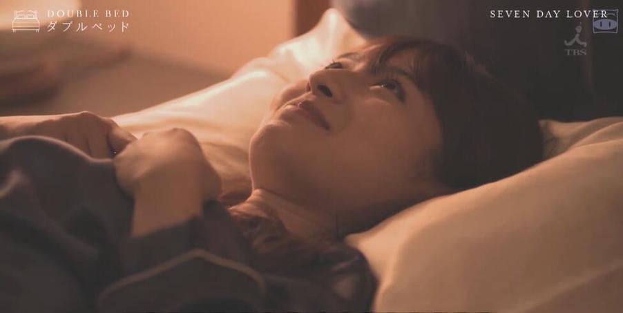 跟随节目《双人床》观看：公寓里的甜蜜恋情